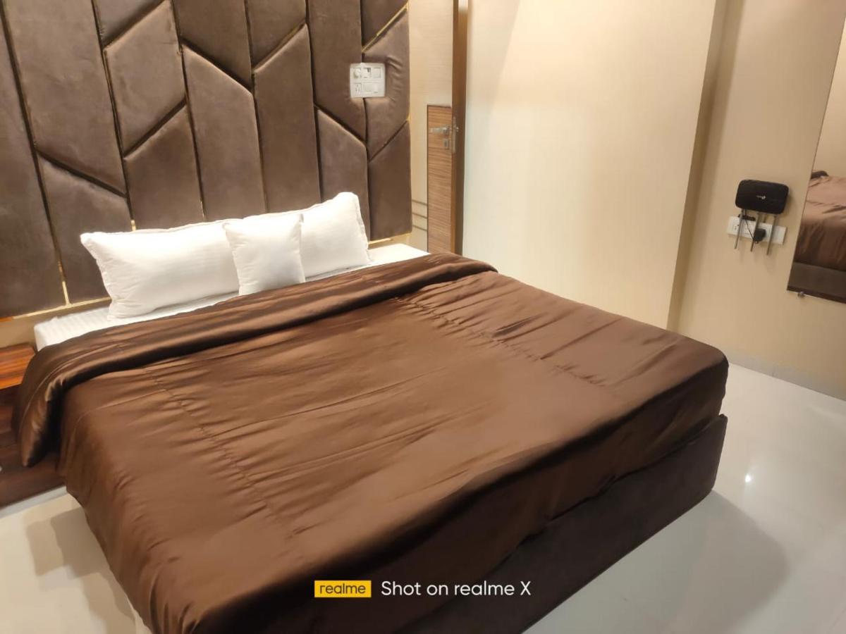Osi Apartments Bandra West Bombaj Zewnętrze zdjęcie